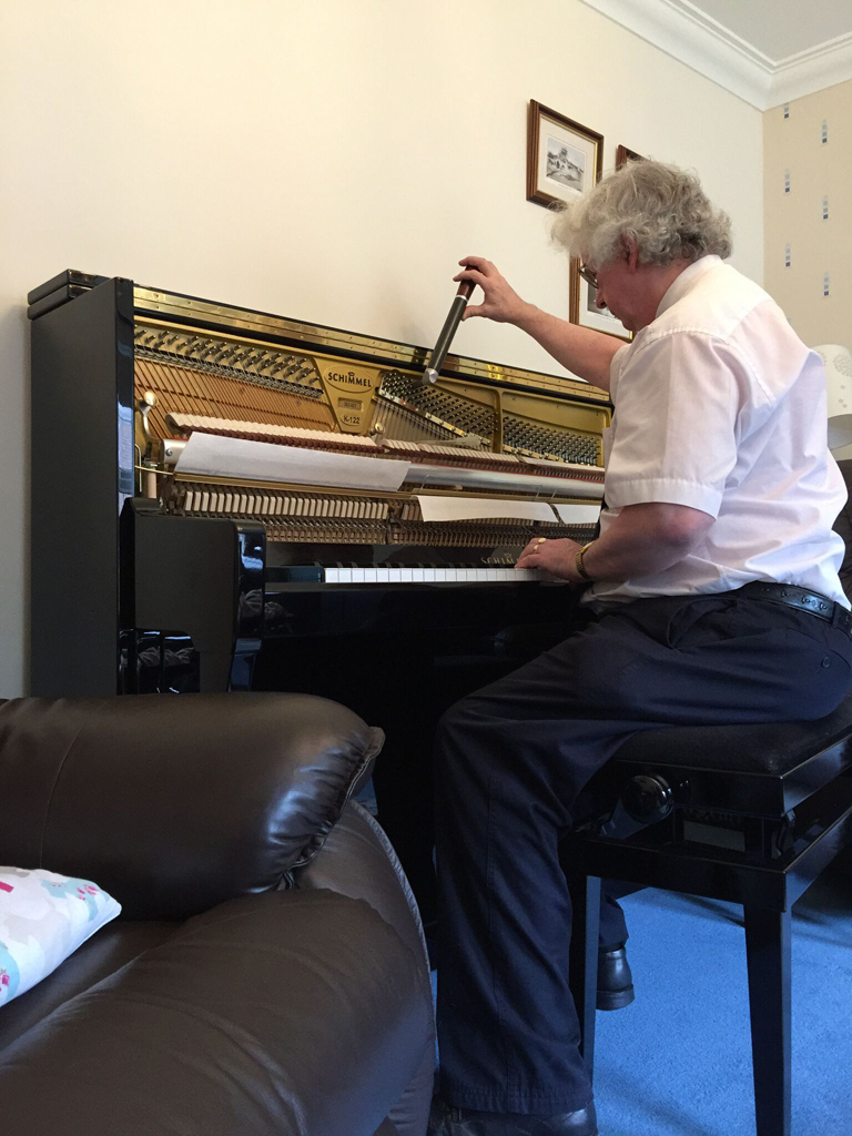  Tuning a Schimmel piano  