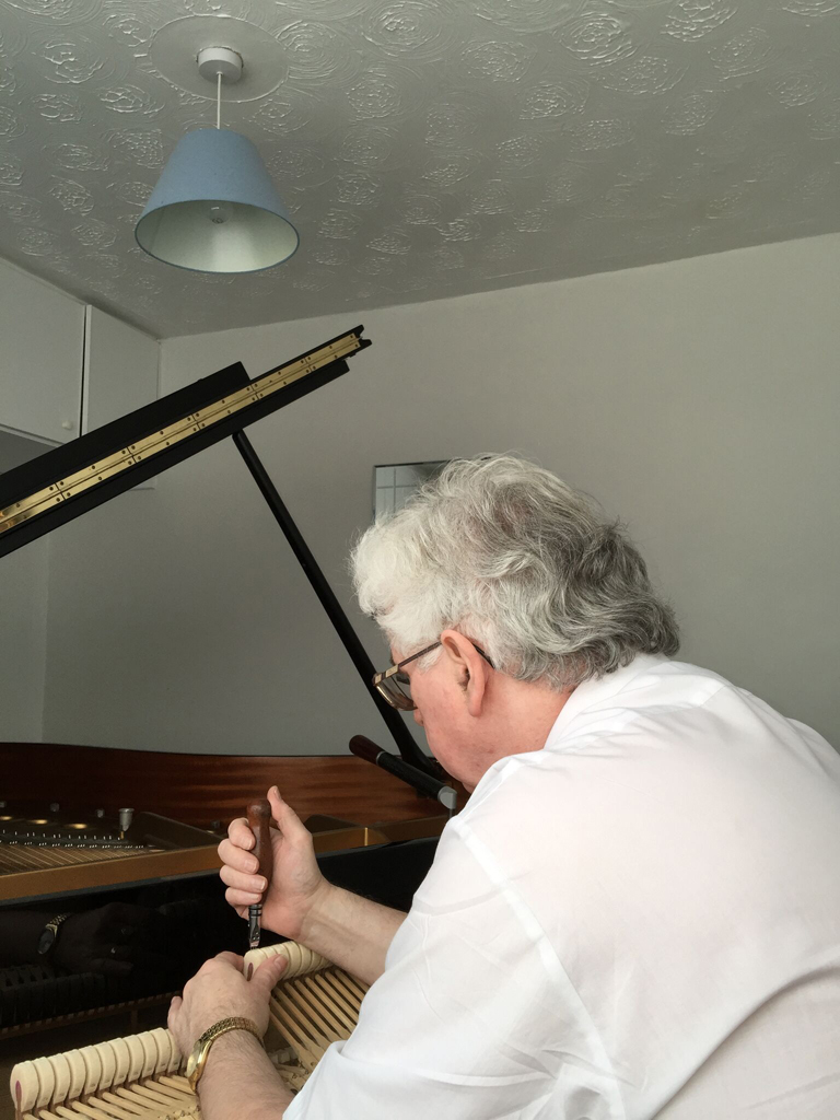  Voicing a Grand piano  